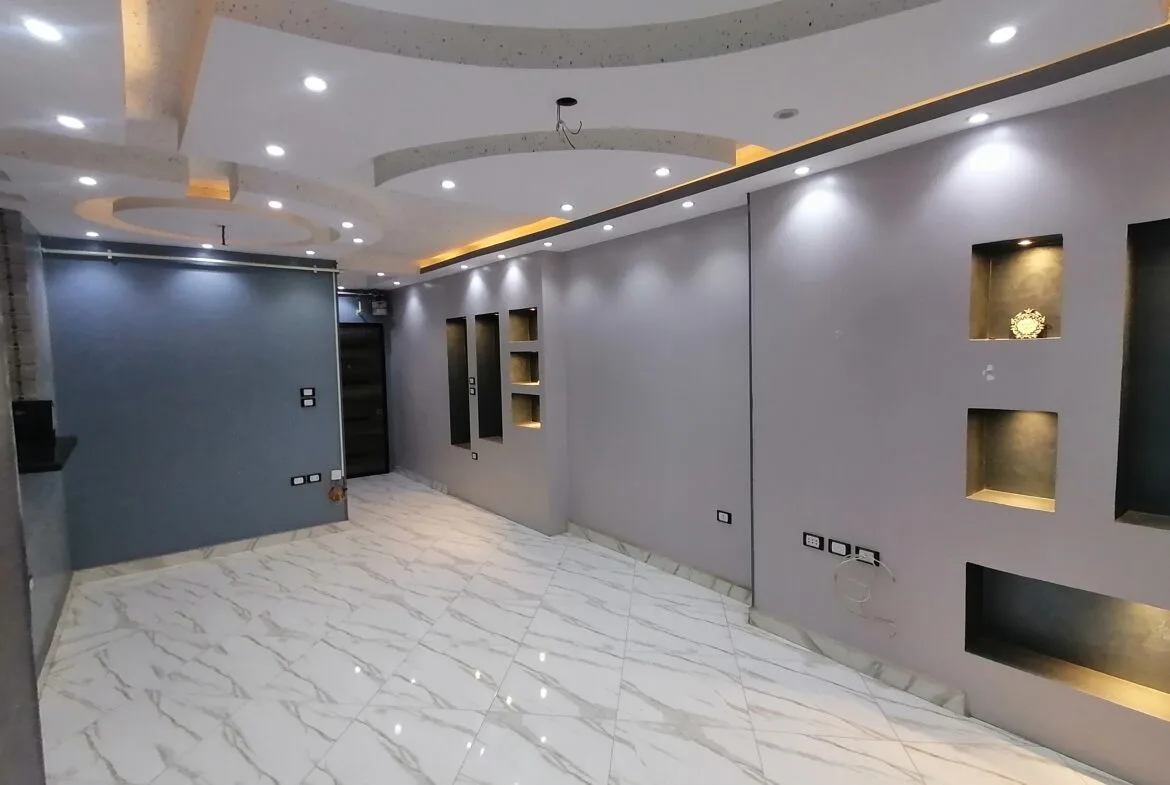 شقة بموقع مميز بجوار النادي تشطيب مهندس ديكور بمطبخ جديد وموقد بلت ان إيطالى جديد وسخان كهربائى جديد