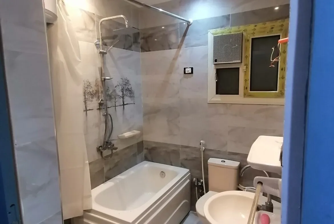 شقة بموقع مميز بجوار النادي تشطيب مهندس ديكور بمطبخ جديد وموقد بلت ان إيطالى جديد وسخان كهربائى جديد