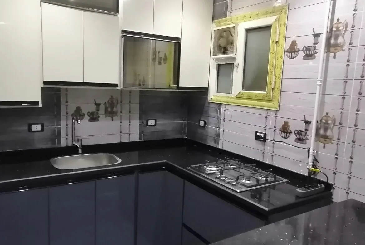 شقة بموقع مميز بجوار النادي تشطيب مهندس ديكور بمطبخ جديد وموقد بلت ان إيطالى جديد وسخان كهربائى جديد