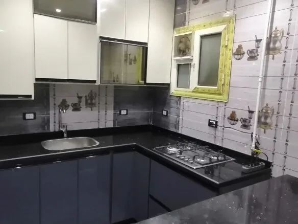 شقة بموقع مميز بجوار النادي تشطيب مهندس ديكور بمطبخ جديد وموقد بلت ان إيطالى جديد وسخان كهربائى جديد