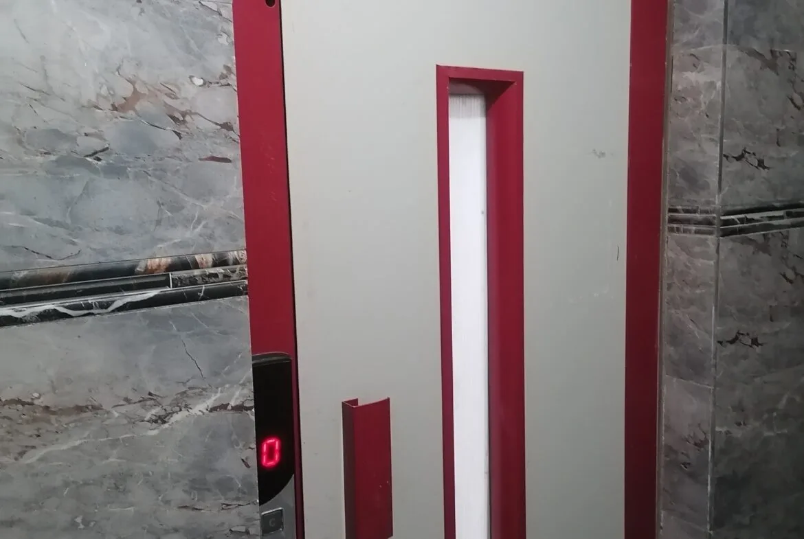 شقة بموقع مميز بجوار النادي تشطيب مهندس ديكور بمطبخ جديد وموقد بلت ان إيطالى جديد وسخان كهربائى جديد