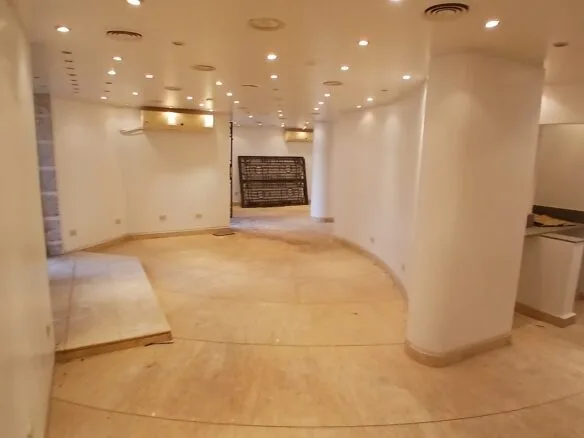 محل للبيع في المهندسين  73,5م  قرب المترو و شارع رئيسى