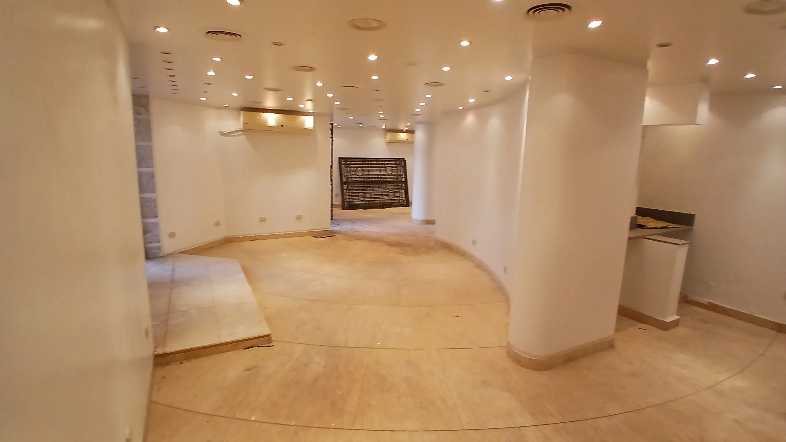 محل للبيع في المهندسين  73,5م  قرب المترو و شارع رئيسى
