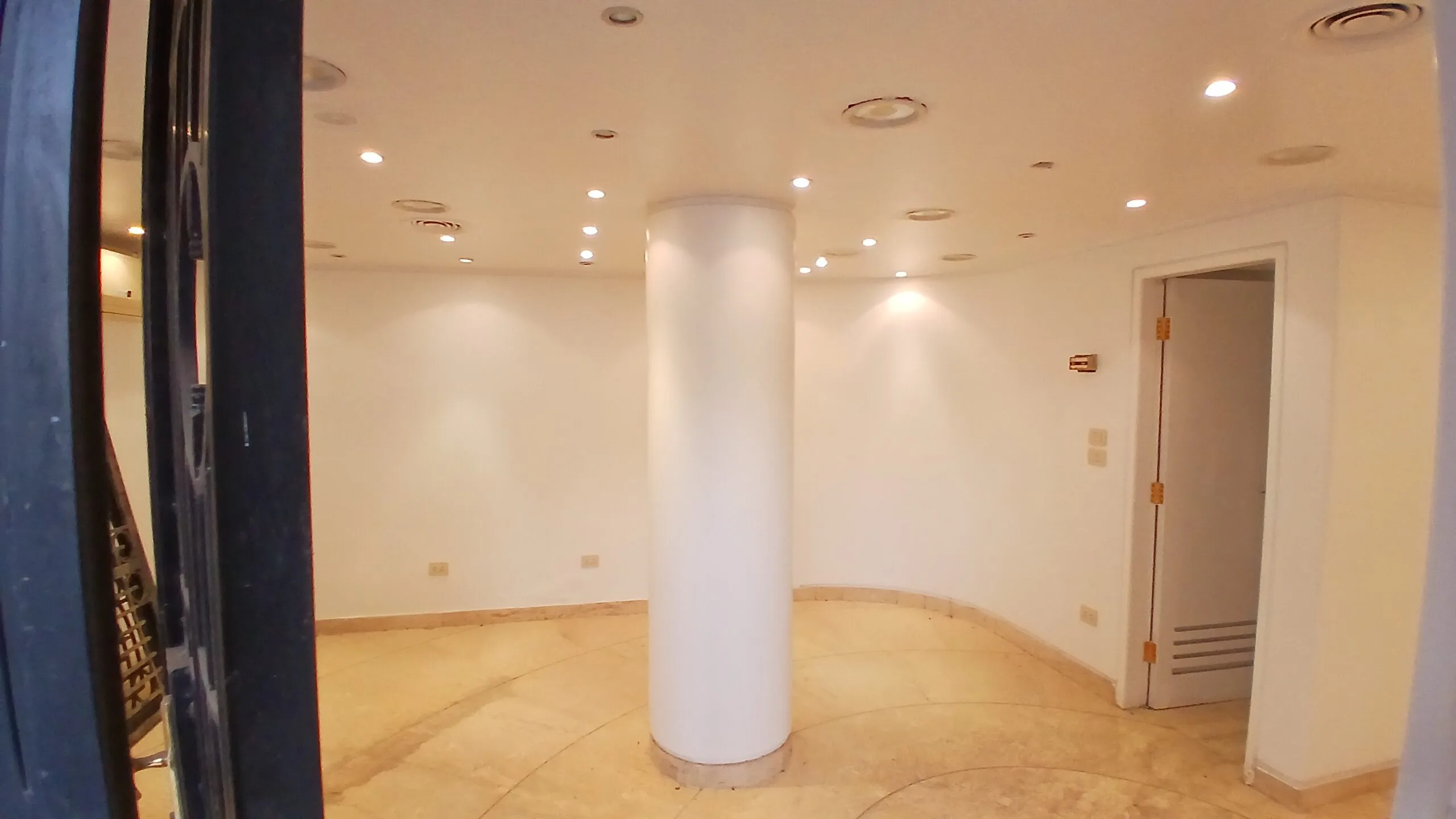 محل للبيع في المهندسين  73,5م  قرب المترو و شارع رئيسى