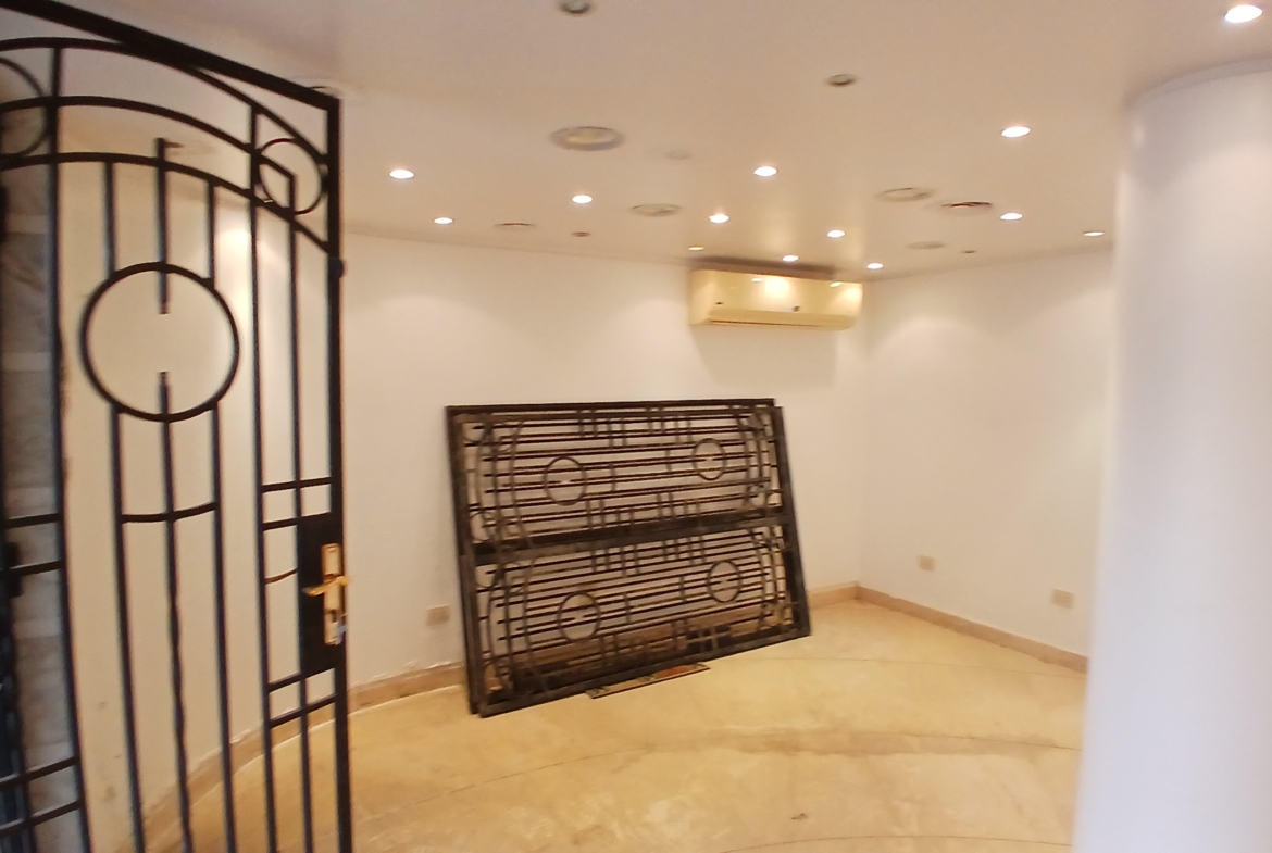 محل للبيع في المهندسين  73,5م  قرب المترو و شارع رئيسى