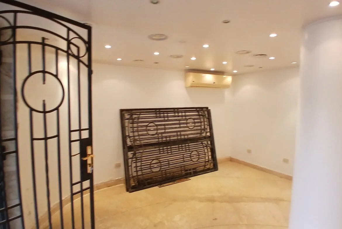 محل للبيع في المهندسين  73,5م  قرب المترو و شارع رئيسى