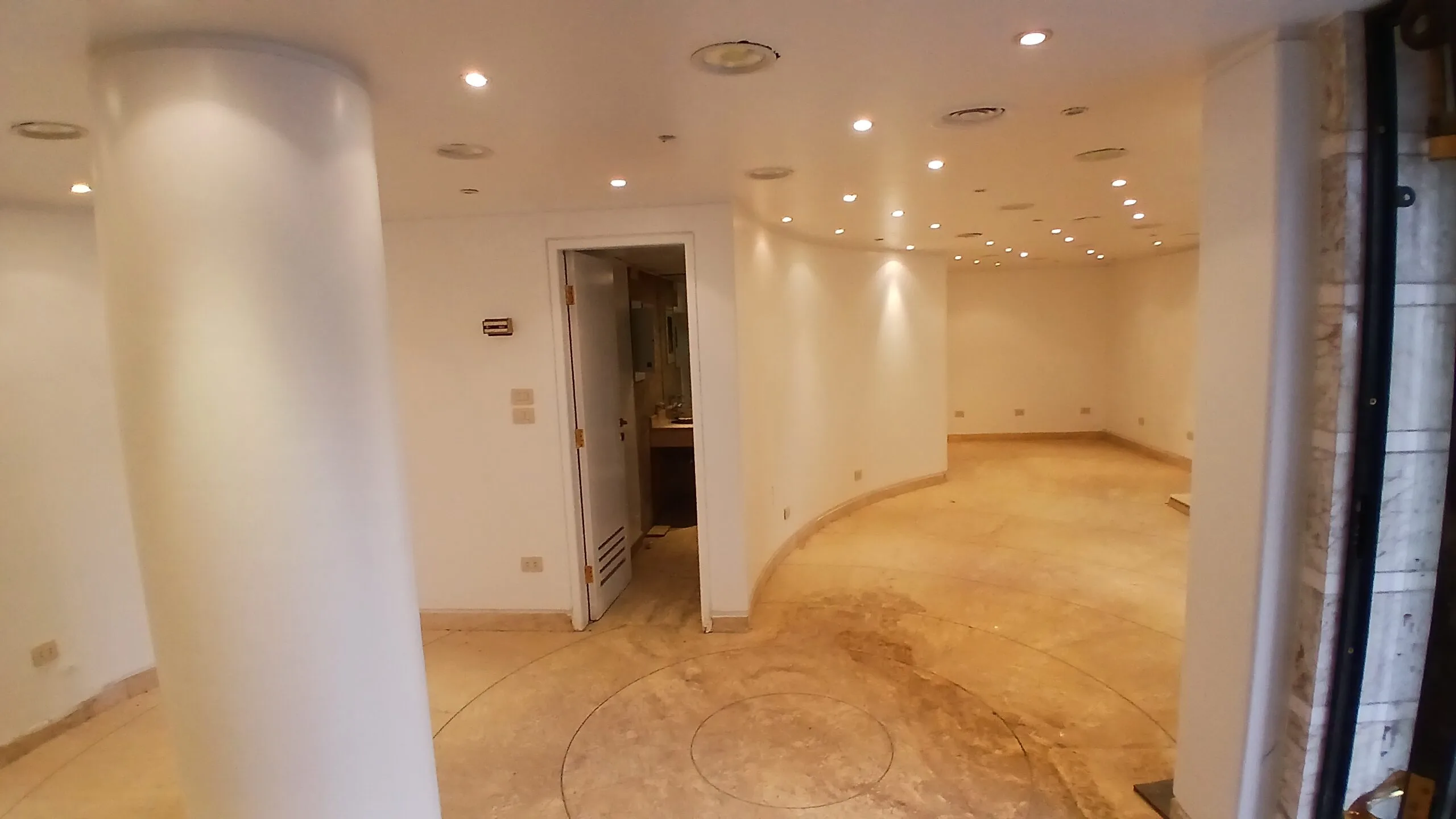 محل للبيع في المهندسين  73,5م  قرب المترو و شارع رئيسى