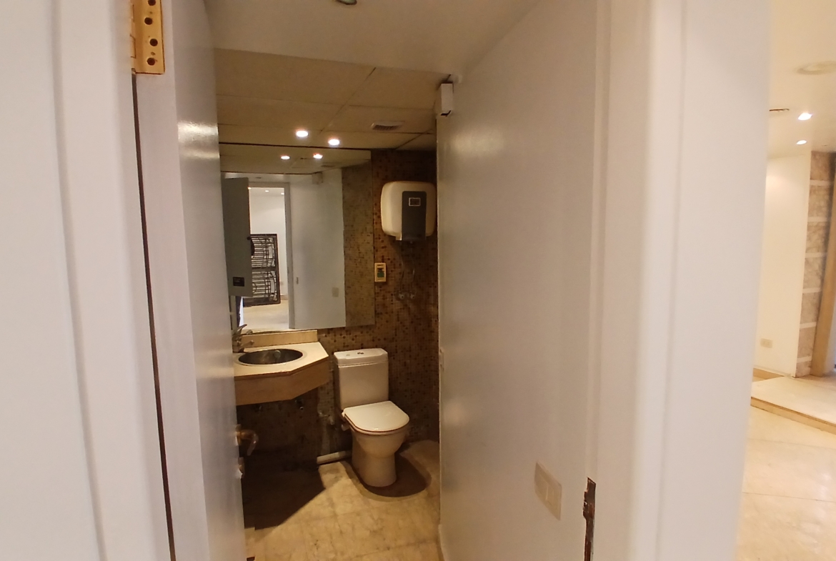 محل للبيع في المهندسين  73,5م  قرب المترو و شارع رئيسى