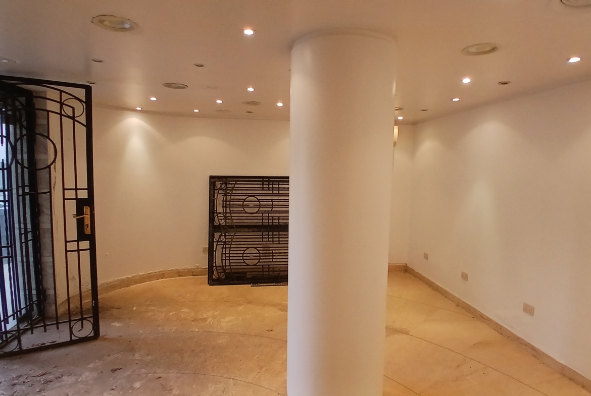 محل للبيع في المهندسين  73,5م  قرب المترو و شارع رئيسى