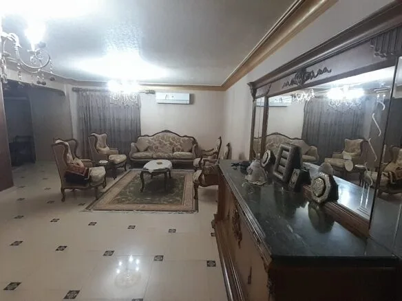 شقة للبيع فى المهندسين 200م شارع شهاب الرئيسى موقع ممتاز .