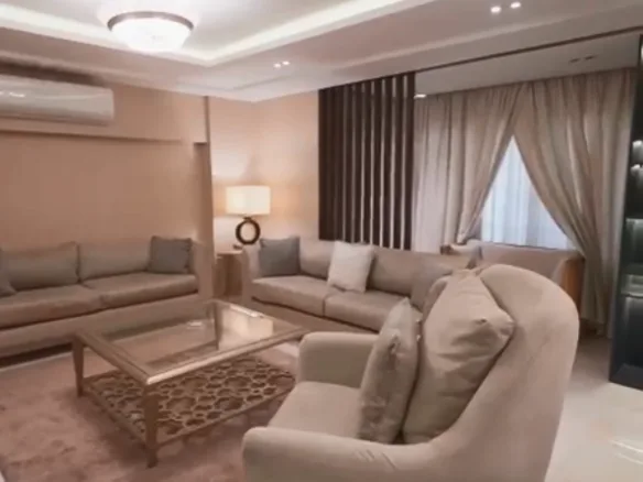 شقة للبيع  في الدقى  شارع مصدق الرئيسى 200م مبنى حديث أول سكن   .