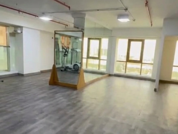 محل للايجار فى المهندسين 330م قرب عرابى الرئيسى ( عمارة فندقية  ).  