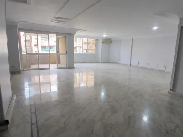 مكتب  للايجار فى المهندسين 350م خطوات من شارع جامعة الدول الرئيسى .