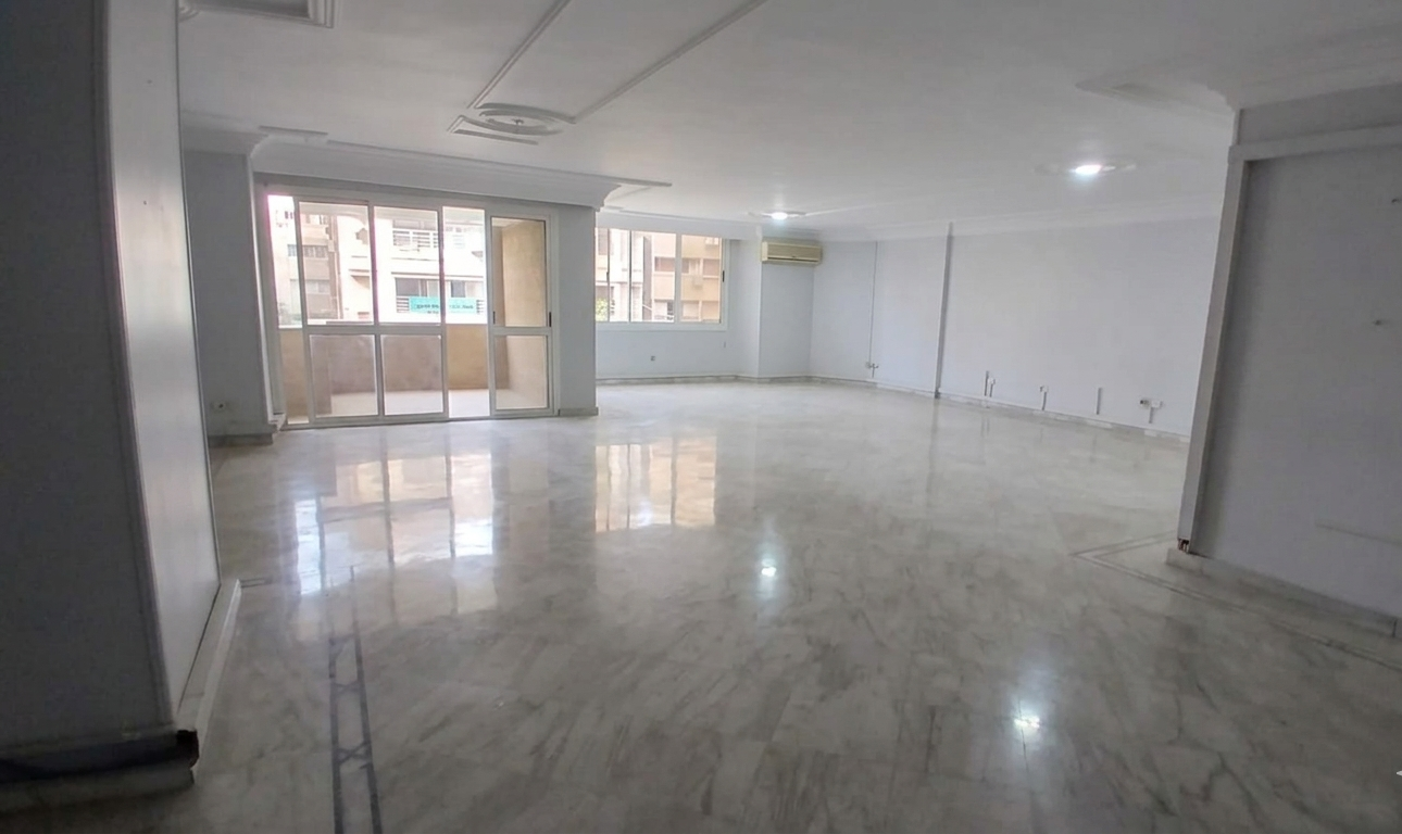 1 مكتب للايجار فى المهندسين 350م خطوات من شارع جامعة الدول الرئيسى .