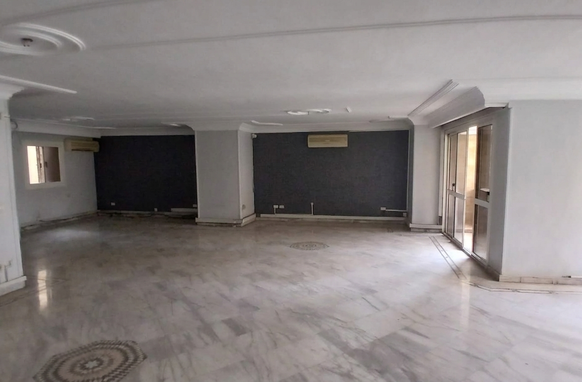 مكتب  للايجار فى المهندسين 350م خطوات من شارع جامعة الدول الرئيسى .