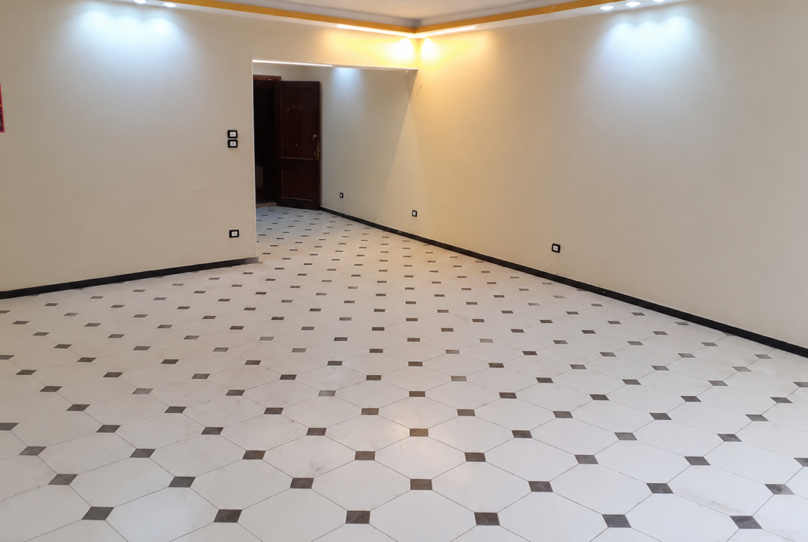 شقة للبيع فى المهندسين  200م  تفرع  شارع شهاب الرئيسى  ( عمارة مدخلها شيك  )  .