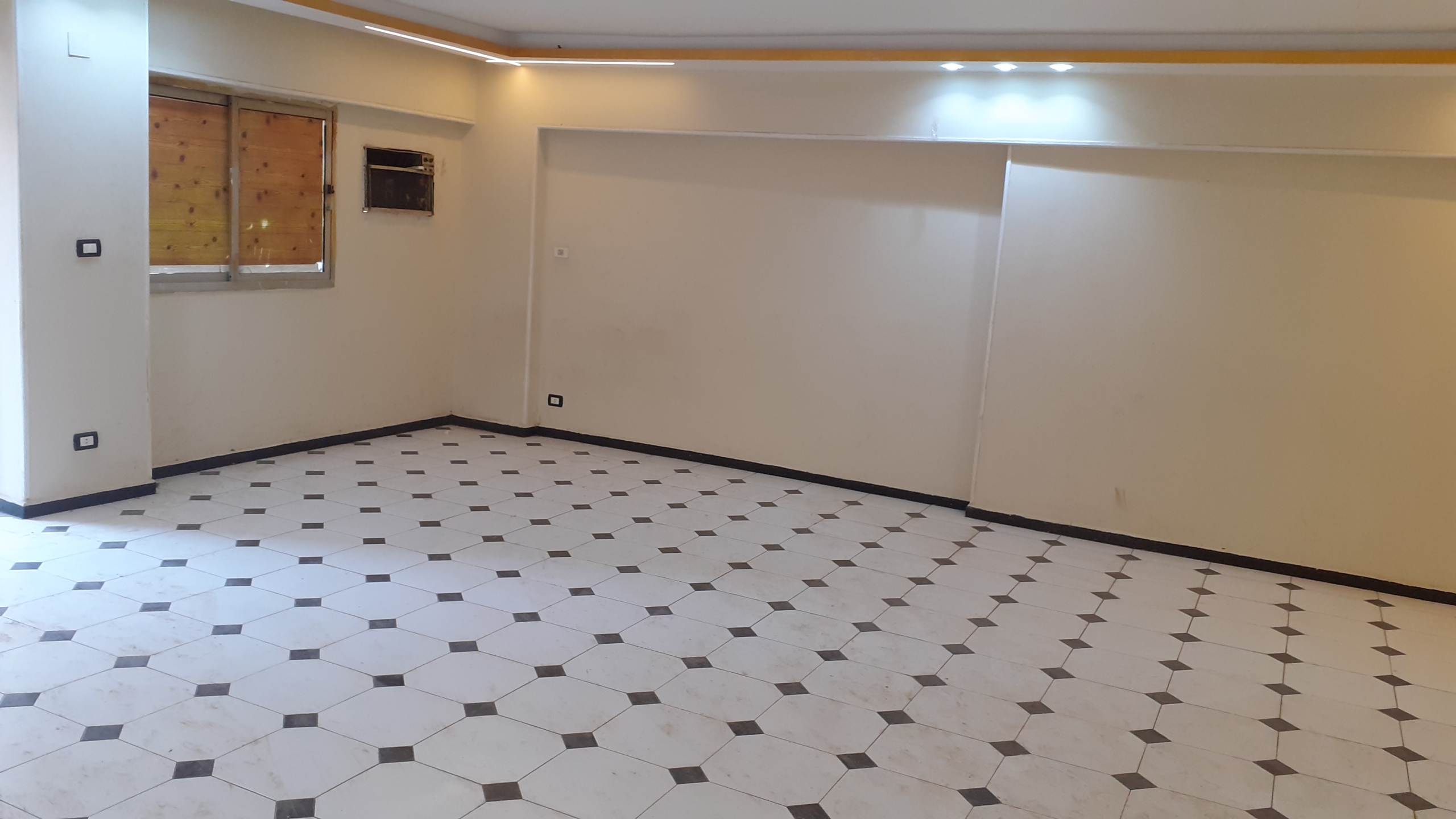 شقة للبيع فى المهندسين  200م  تفرع  شارع شهاب الرئيسى  ( عمارة مدخلها شيك  )  .