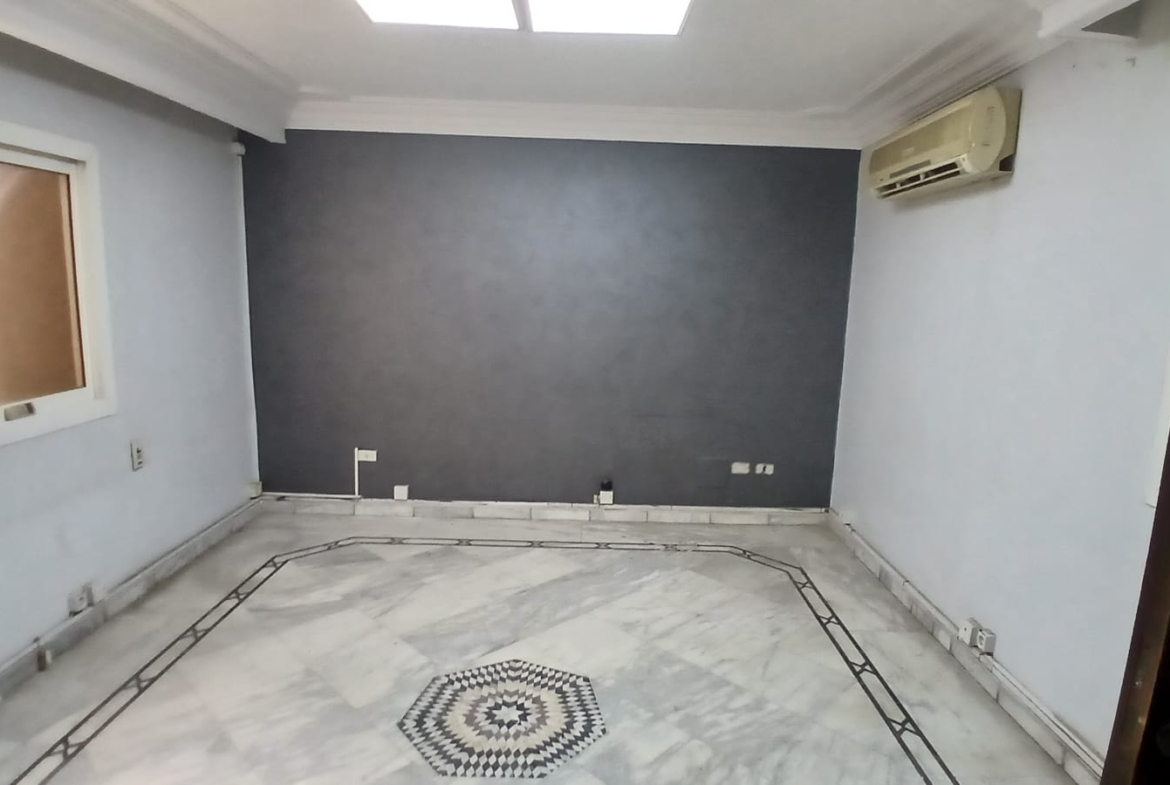 مكتب  للايجار فى المهندسين 350م خطوات من شارع جامعة الدول الرئيسى .