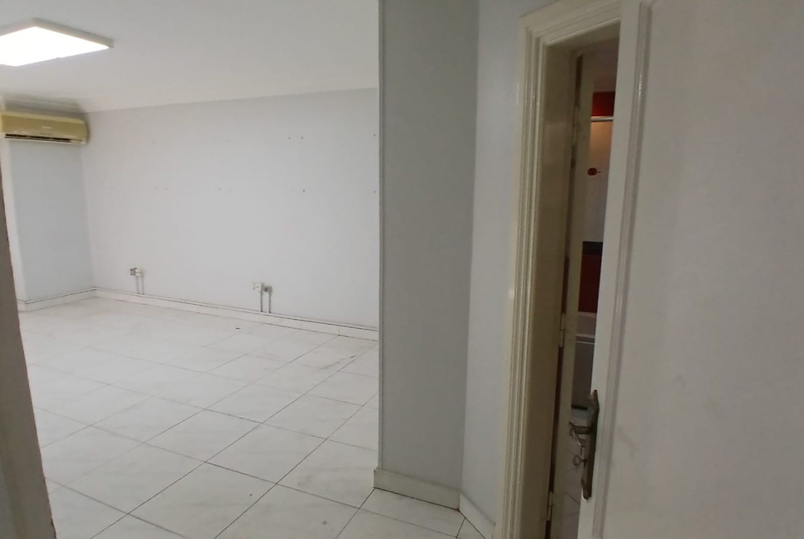 مكتب  للايجار فى المهندسين 350م خطوات من شارع جامعة الدول الرئيسى .