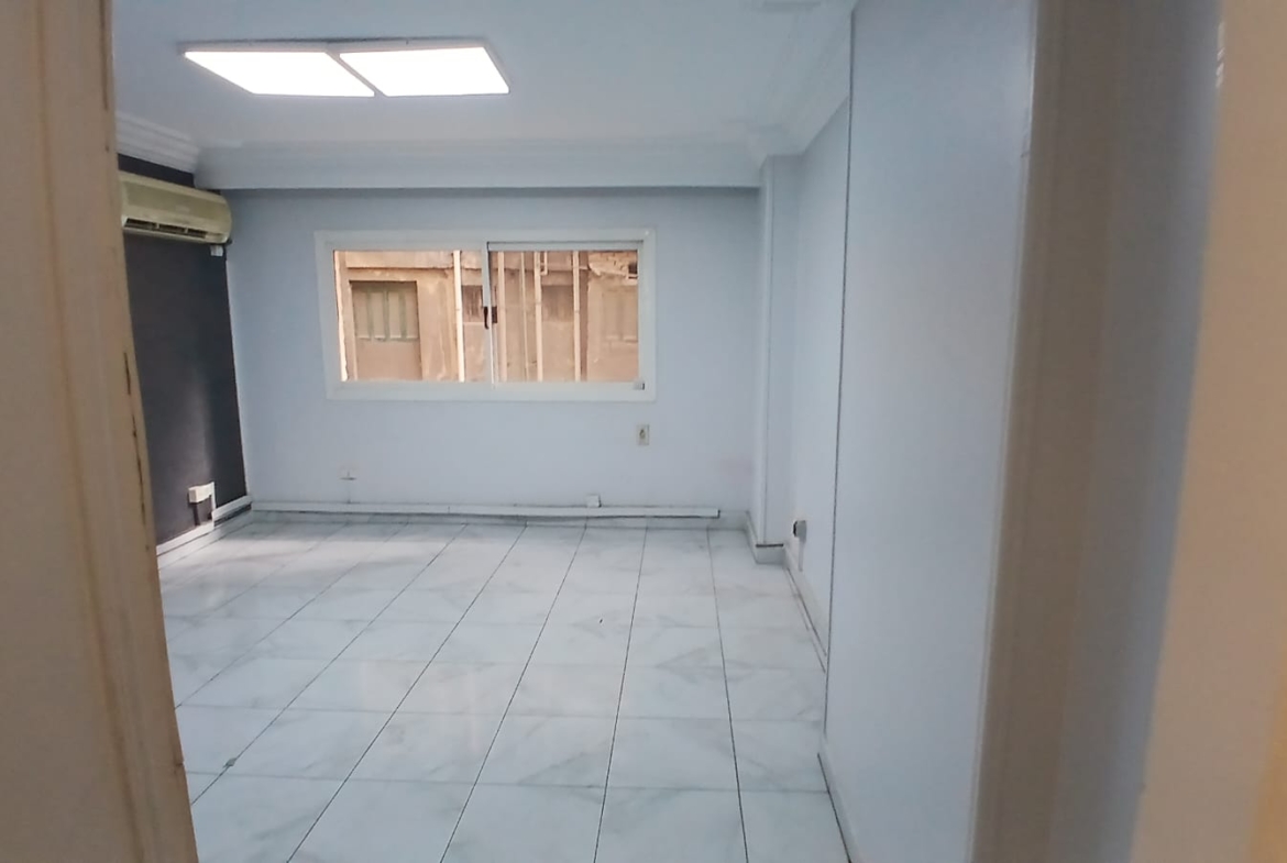 مكتب  للايجار فى المهندسين 350م خطوات من شارع جامعة الدول الرئيسى .