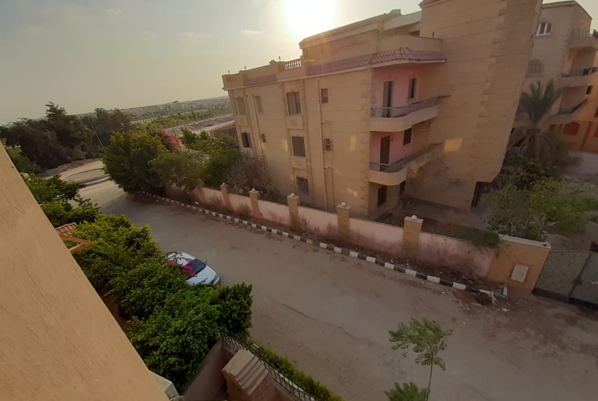 شقة للبيع بفيللا فى مدينة العبور ـ الحى الرابع فلل بموقع مميز
