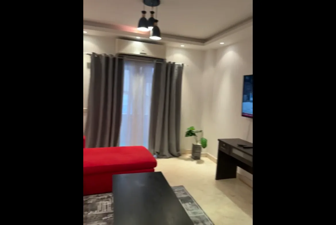 شقه للبيع في المعادي كمبوند كاونتي على طريق الدائري بعد كارفور المعادي المساحة 102 متر مربع غرفتين + صالة + حمامين + مطبخ تكيف في الغرف و الصاله الكمباوند مجمع فاخر