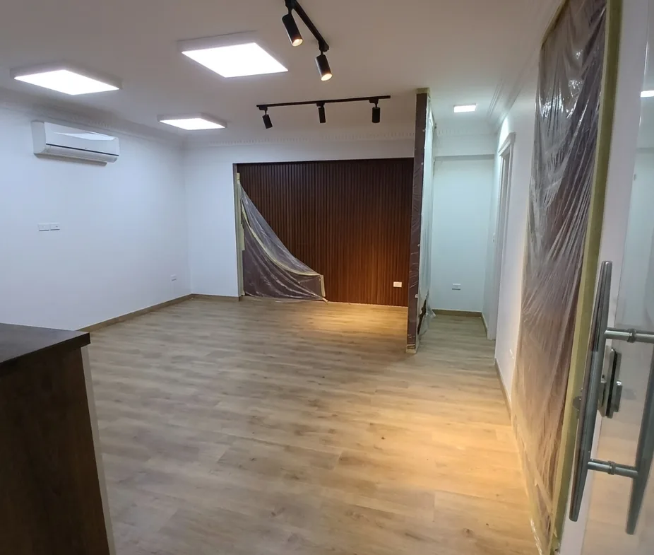 مكتب للإيجار فى المهندسين 250م فى شارع محى الدين أبو العز الرئيسى ( أول سكن ) .