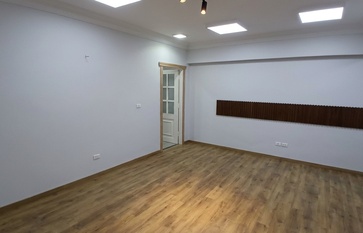 مكتب  للإيجار فى المهندسين 250م فى شارع محى الدين أبو العز الرئيسى ( أول سكن ) . 