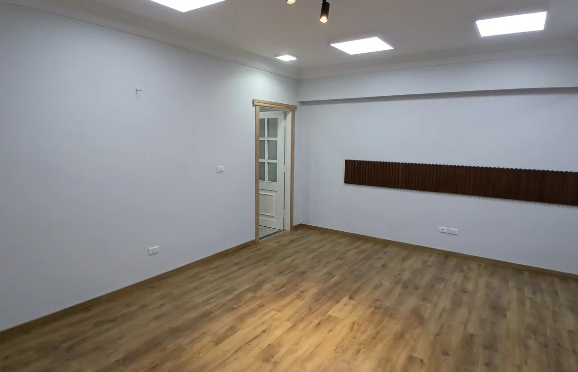 مكتب  للإيجار فى المهندسين 250م فى شارع محى الدين أبو العز الرئيسى ( أول سكن ) . 