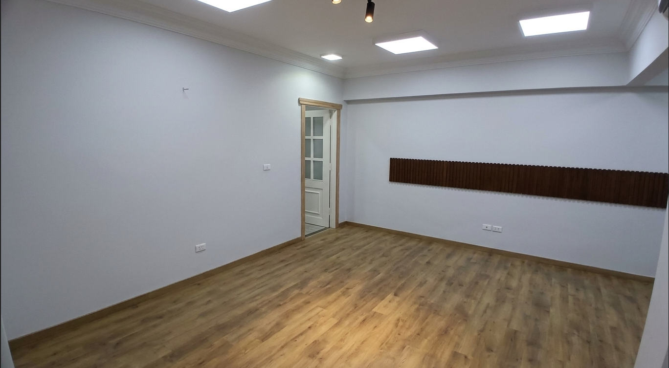 مكتب  للإيجار فى المهندسين 250م فى شارع محى الدين أبو العز الرئيسى ( أول سكن ) . 