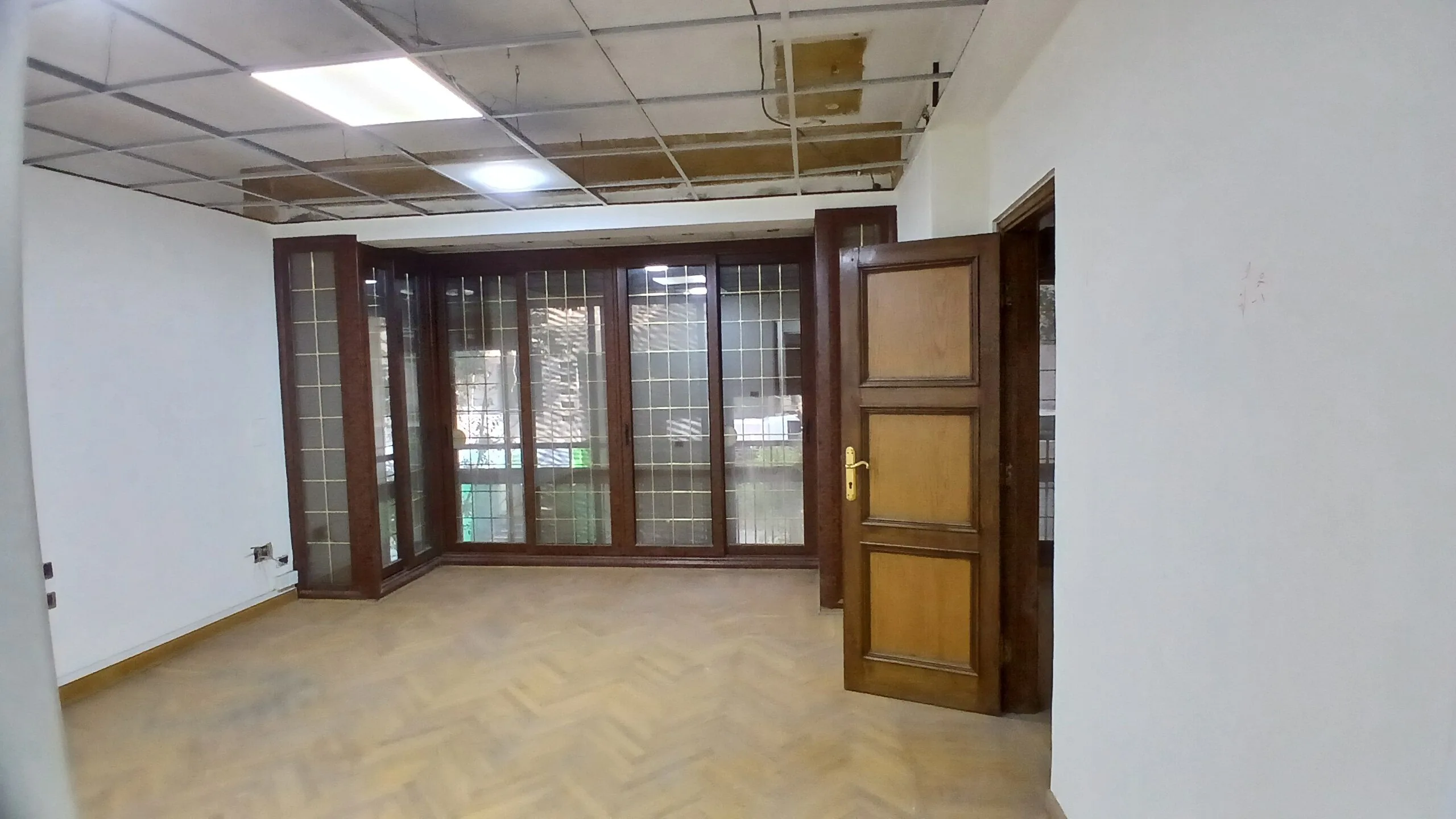 Office for sale in Southern Zamalek, 220 sqm, registered, and located just 5 minutes from the Nile—an excellent opportunity for administrative investment (9) مكتب للبيع فى الزمالك القلبية 220م مسجلة وتبعد 5 دقائق فقط عن النيل (للإستثمار الإداري المتميز ) .