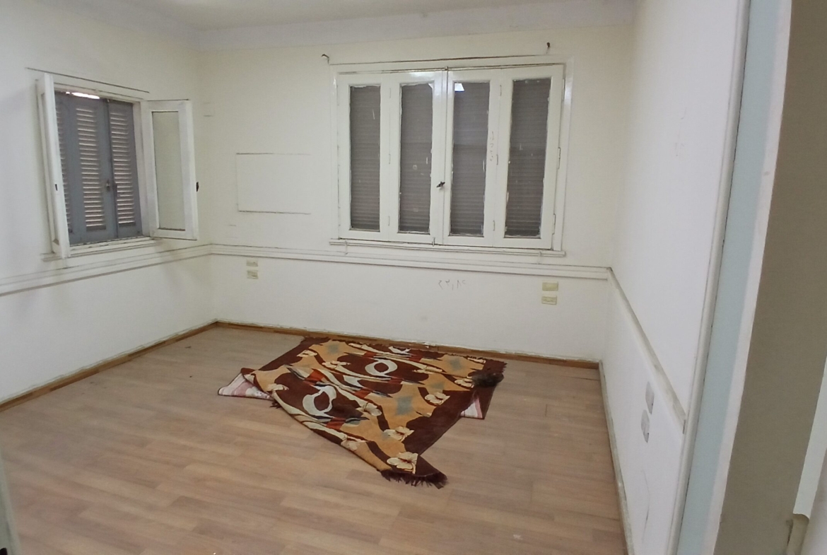 شقة للبيع فى الزمالك القلبية 160م مسجلة تطل على حديقة سفارة  (للإستثمار الإداري المتميز )    .