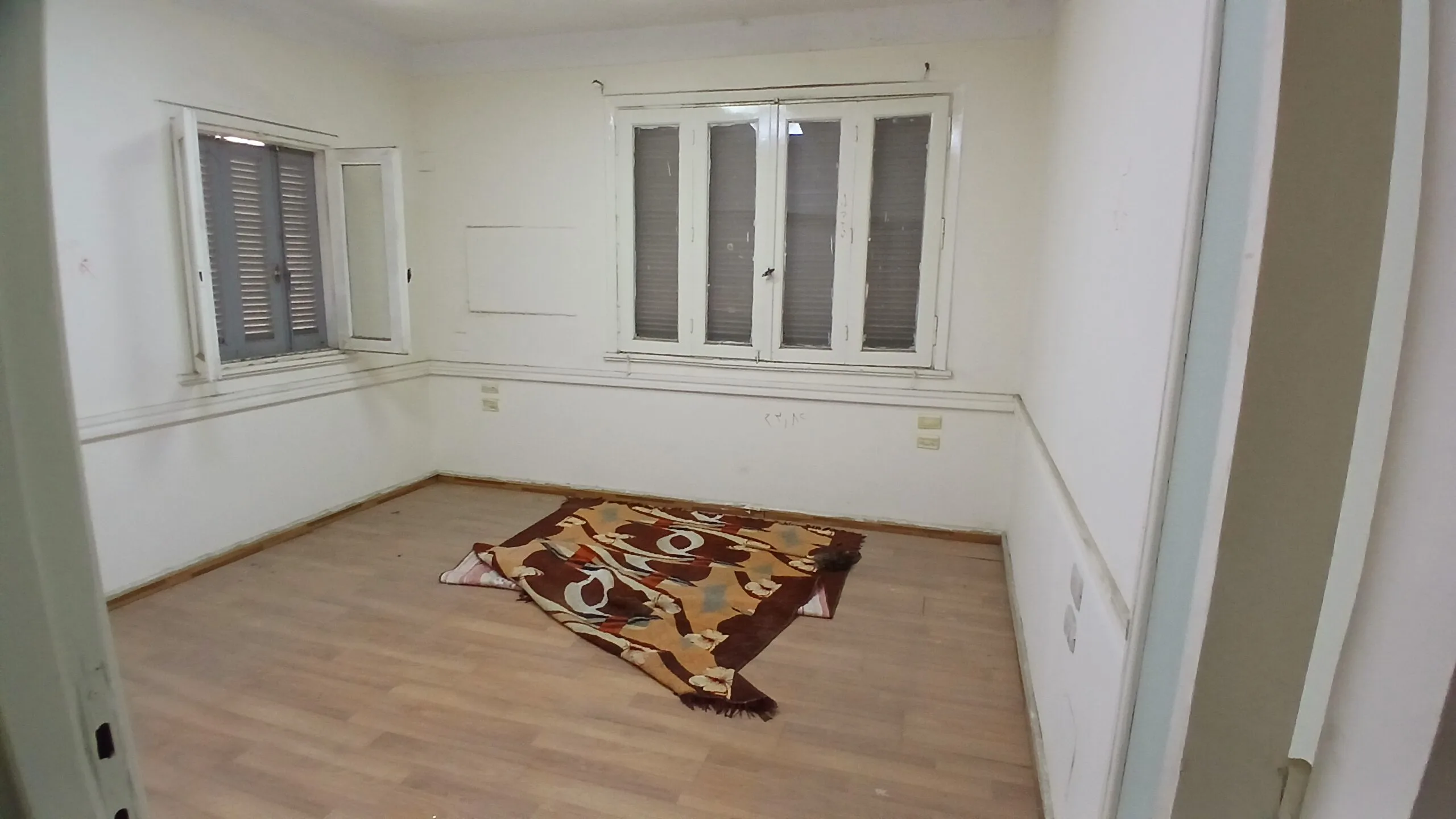 شقة للبيع فى الزمالك القلبية 160م مسجلة تطل على حديقة سفارة  (للإستثمار الإداري المتميز )    .